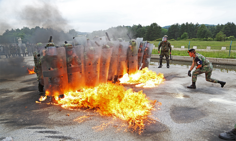 Illustration for article titled These Photos Of Soldiers Executing Fire Phobia Training Will Terrify You